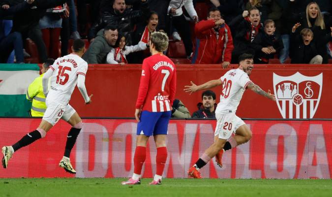 El delantero del Sevilla, Isaac Romero (d), celebra el primer gol del equipo sevillista durante el encuentro correspondiente a la jornada 24 de Primera División en el estadio Sánchez Pizjuán, en Sevilla. EFE/ Julio Muñoz.