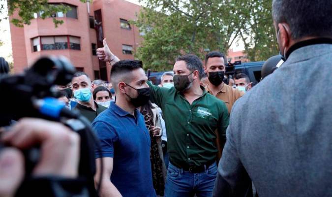 Dos detenidos y un agente herido por disturbios en el mitin de Vox en Vallecas