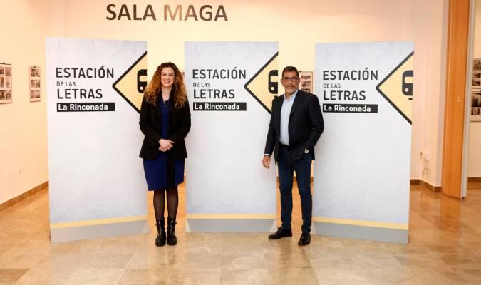 La delegada de Cultura de La Rinconada, Raquel Vega, con Víctor del Árbol, pregonero de la IX edición de la feria del libro (Foto: Ayuntamiento de La Rinconada)