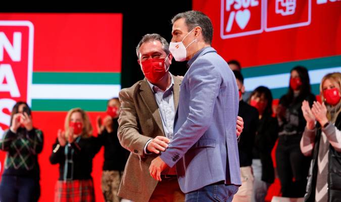 El candidato del PSOE de Andalucía a la presidencia de la Junta, Juan Espadas, (i) y el presidente del Gobierno, Pedro Sánchez. Álex Cámara E.P.