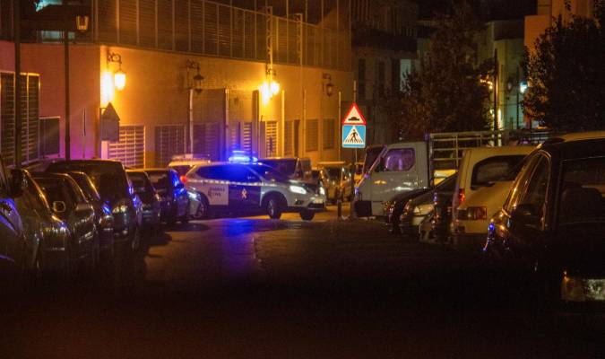 Un coche de la Guardia Civil vigila las inmediaciones de la vivienda donde han sido hallados muertos por arma de fuego un hombre y una mujer en Albuñol, Granada. EFE/Alba Feixas