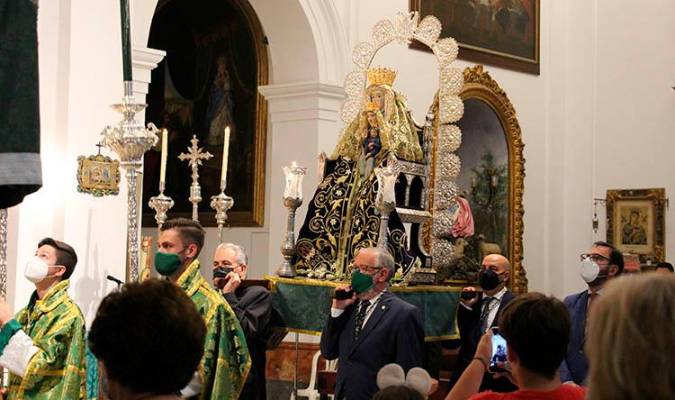 Santa Ana pudo procesionar en el interior de Santa María Magdalena