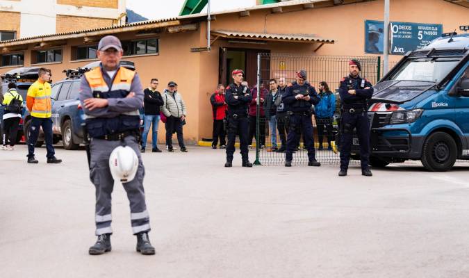 Mossos, SEM y Bombers de la Genearlitat trabajan en el rescate de trabajadores de una mina de Súria (Barcelona).