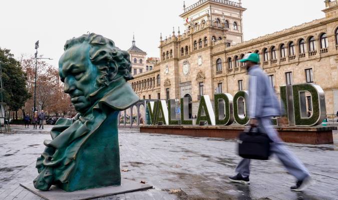 La ciudad de Valladolid está engalanada con réplicas del galardón de los Premios Goya que se celebran en esta ciudad el próximo sábado, día 10. EFE/ Nacho Gallego