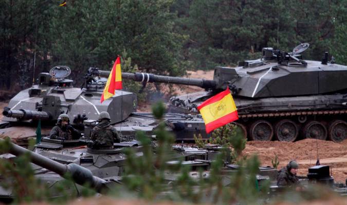 Imagen de archivo de soldados españoles con tanques Leopard 2 en un ejercicio de artillería en la base militar de Adazi en Letonia. EFE/ Valda Kalnina