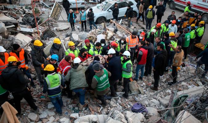Rescatan a dos niños sepultados por los escombros durante 84 horas en Turquía