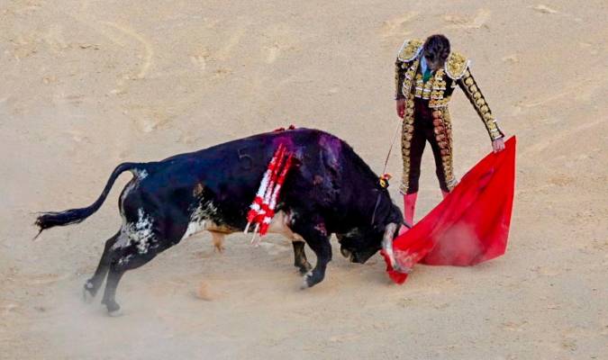 El torero José Tomas toreando con la muleta en la corrida de reaparición del diestro. / Juan de Dios Ortiz / E.P.