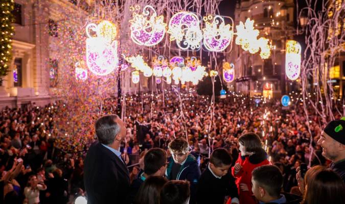 El alcalde de Sevilla, José Luis Sanz, ayudado por once niños, uno por cada distrito de la ciudad, ha sido el encargado de dar el pistoletazo de salida a la Navidad en la capital hispalense con el encendido de las luces, repartidas por 287 calles. 