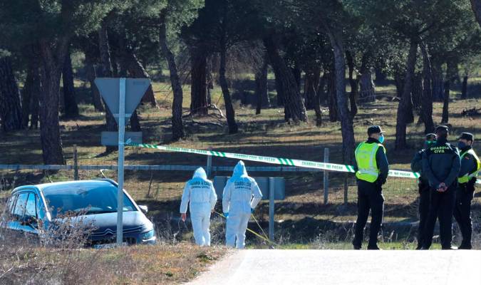 Efectivos de la Guardia Civil controlan el acceso a la zona donde este sábado se ha encontrado el cuerpo. EFE/R. García