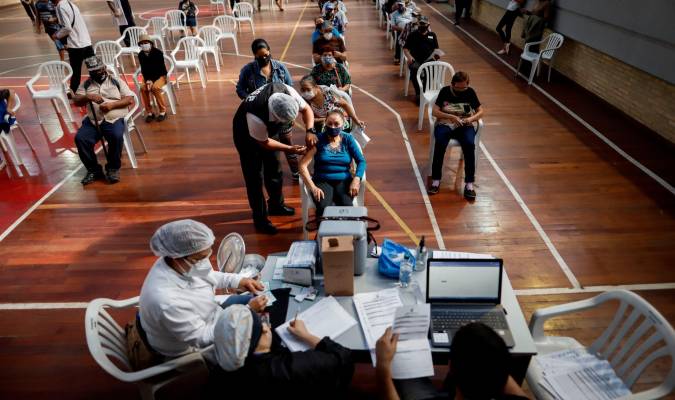 Andalucía vacuna a 71.000 esenciales «descolgados» de la campaña