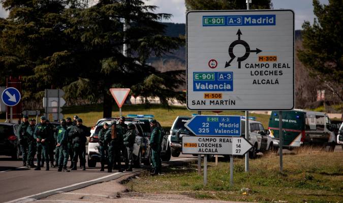 Dispositivo de la Guardia Civil para impedir la entrada de tractores a la A3 dirección Madrid.