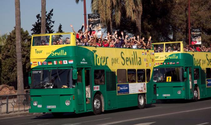 Autobuses turísticos en Sevilla. / El Correo