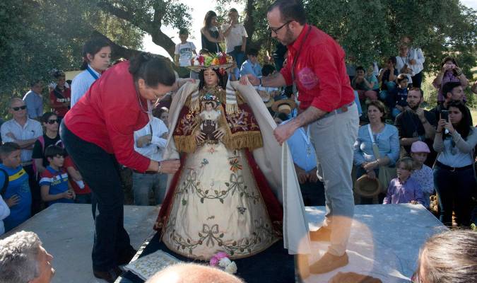 En esta ocasión no se repetirán estampas tan singulares como el momento en el que la Virgen es cubierta con el guardapolvos (Foto: Francisco J. Domínguez)