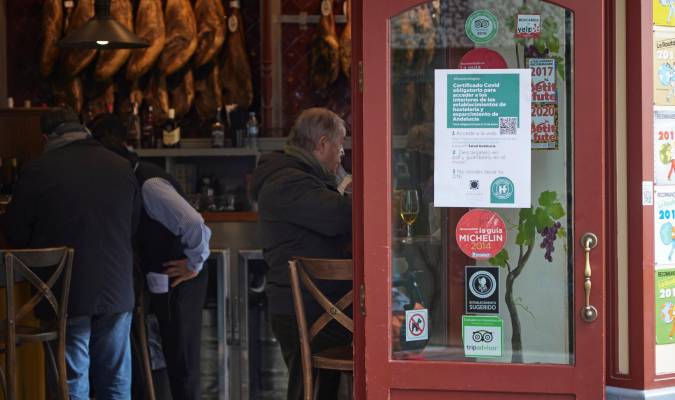 Cartel en la puerta de un bar durante el primer día de petición de Certificados Covid-19 para la hostelería, a 20 de diciembre de 2021 en Sevilla.Joaquin Corchero / Europa Press