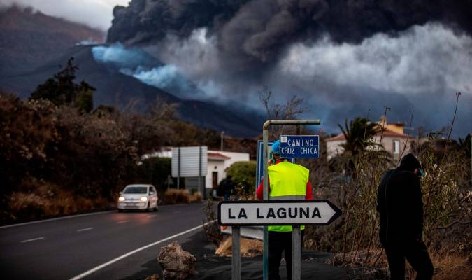 La lava llega al mar por un tercer punto, sobre la fajana del volcán San Juan