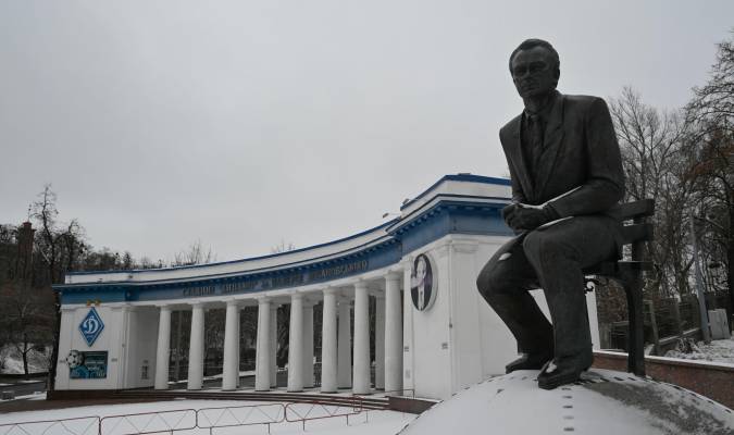 Estatua del legendario seleccionador soviético y técnico del Dinamo Kiev, Valeri Lobanovski. Al fondo, el estadio del Dinamo Kiev, en foto de archivo. EFE/Ignacio Ortega
