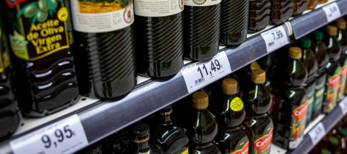 Vista del precio del aceite de oliva en un mercado de Madrid este jueves. EFE/ Daniel González