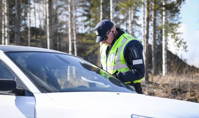 Foto de archivo de un policía finlandés en un puesto de control de la autopista E75 en Finlandia. / EFE