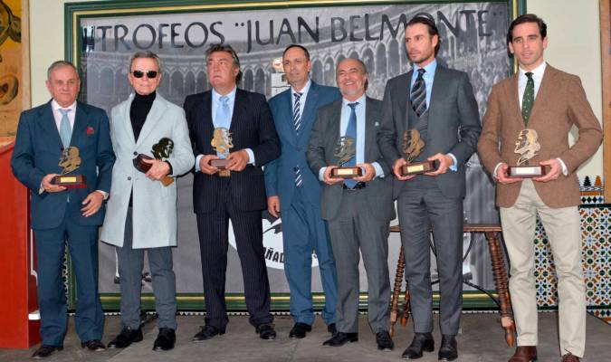 El elenco de premiados junto a José Luis Sequera, presidente de la tertulia, en la Real Venta de Antequera. Foto: Eduardo Porcuna
