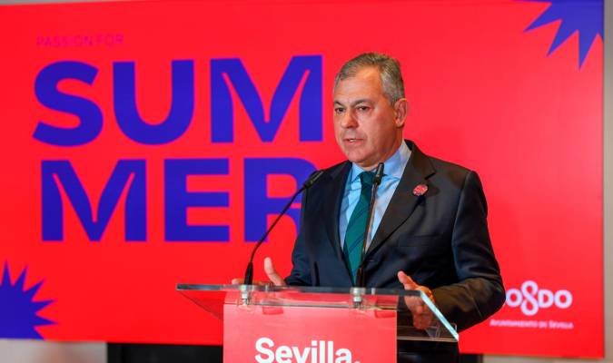El alcalde durante la presentación de la campaña de turismo, ‘Sevilla, Passion for summer’.