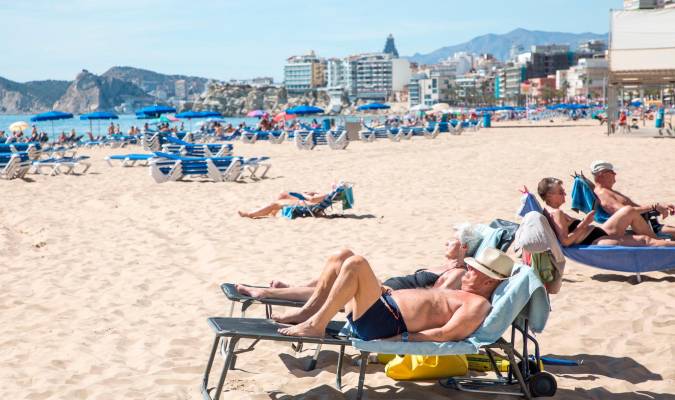 Numerosas personas toman el sol en la playa de Poniente, en Benidorm, Alicante. / Joaquín Reina - E.P.