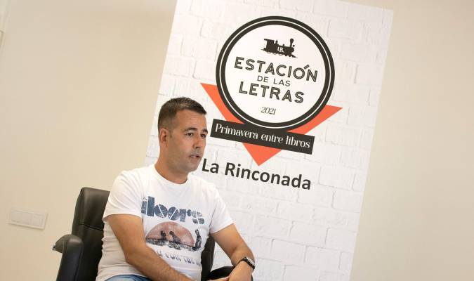 Emcharos, seudónimo bajo el que se encuentra el escritor Manuel Sánchez Ramos, en ‘La Estación de las Letras’ de La Rinconada. / Francisco J. Domínguez