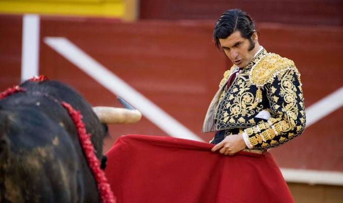 El diestro Morante de la Puebla da un pase de muleta durante la corrida de la Feria del Milagro. EFE/Ismael Herrero