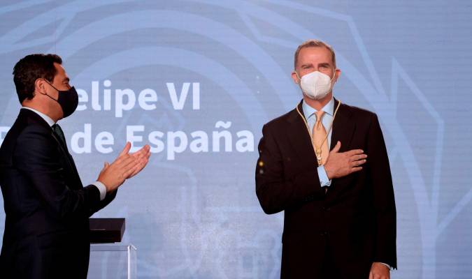 El rey Felipe VI recibe los aplausos del presidente andaluz, Juanma Moreno (i), tras recibir la primera Medalla de Honor de Andalucía. EFE/Casa Real/Francisco Gómez