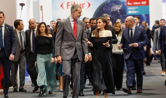 El rey Felipe (c-i) y la reina Letizia (c-d) inauguran Fitur 2024 en Ifema, Madrid este miércoles. EFE/Chema Moya