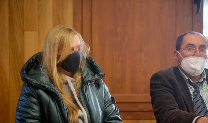 Ana Sandamil junto a su abogado durante el juicio en la mañana del lunes 7 de febrero.