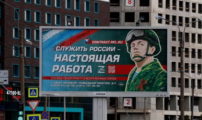 Un cartel que representa a un soldado con el lema ‘Servir a Rusia es un trabajo real’ se encuentra en San Petersburgo, Rusia, el 20 de septiembre de 2022. EFE/EPA/ANATOLY MALTSEV