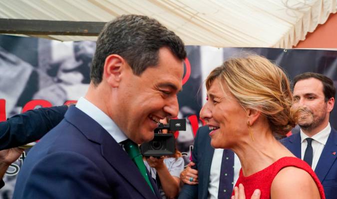 El presidente de la Junta de Andalucía, Juanma Moreno, saluda a la vicepresidenta segunda del Gobierno, Yolanda Díaz, en la caseta de UGT. / Eduardo Briones - Europa Press