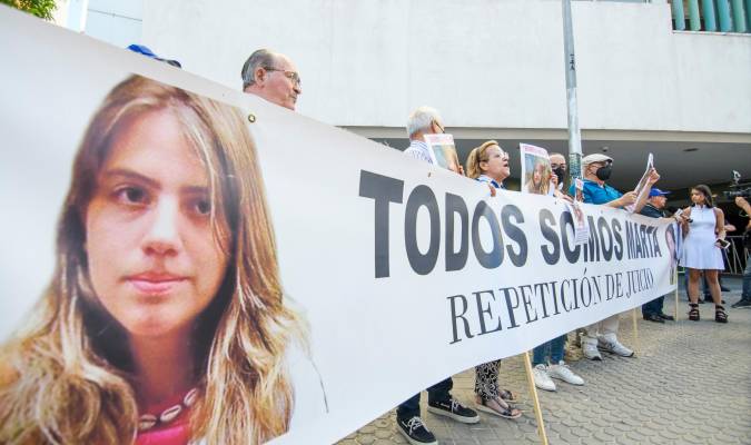 Protesta frente a los juzgados de Sevilla pidiendo justicia por la muerte de Marta del Castillo. EFE/ Raúl Caro.