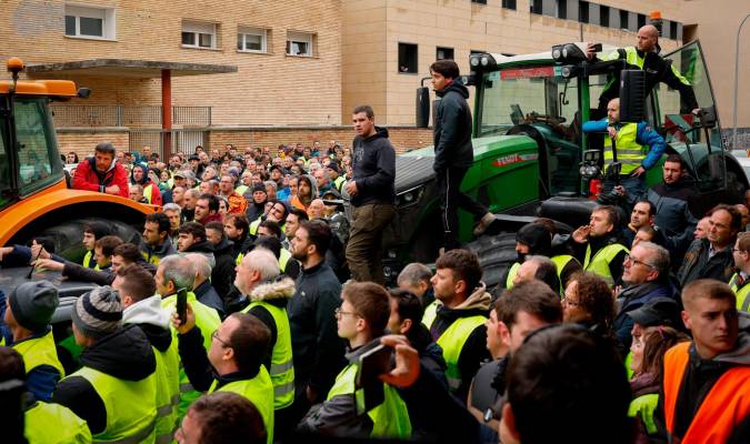 Este sábado comienza el quinto día de protesta de los agricultores sin incidencias relevantes en las carreteras y a la espera de si finalmente ejecutarán su acción en Madrid como había anunciado la plataforma 6F. EFE/Villar López