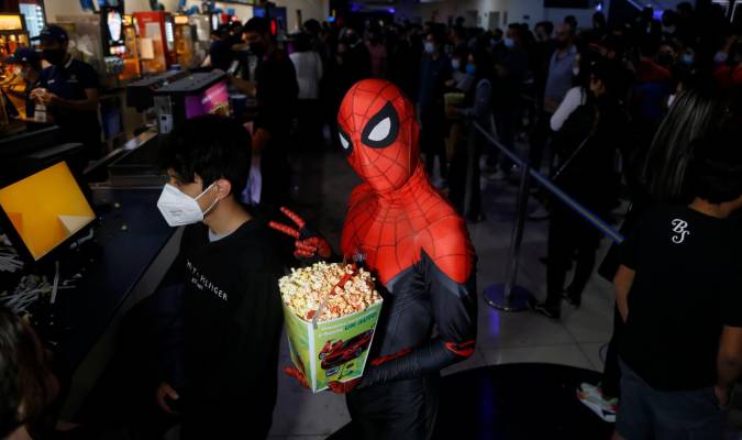 Fanáticos acuden a ver la premier de la película "Spider-man: Sin Camino a Casa". EFE/ Francisco Guasco