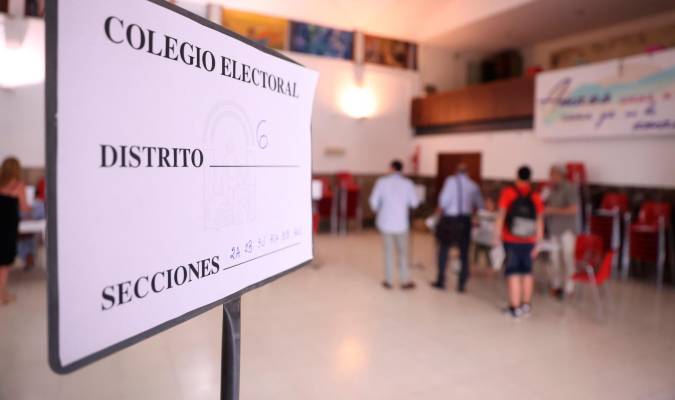 Un colegio electoral en Sevilla. / Joaquín Corchero - E.P. 