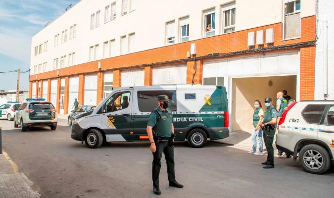 El detenido por el asesinato de Rocío Caíz en Estepa (Sevilla), sale de su domicilio en un furgón de la Guardia Civil tras la reconstrucción de los hechos. L. EFE/ Raúl Caro