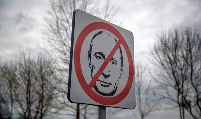 Fotografía fechada el 24 de abril de 2022 donde se observa un dibujo del presidente de Rusia, Vladimir Putin, con una señal de prohibido a modo de protesta en una calle de Leópolis (Ucrania). EFE/ Miguel Gutiérrez