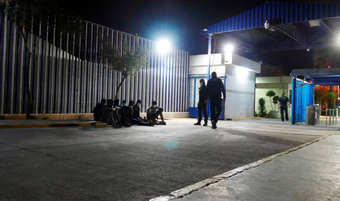  Varios migrantes de origen subsahariano permanecen bajo vigilancia policial tras acceder a Melilla. EFE/Paqui Sánchez