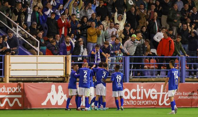 Los jugadores del CD Hernán Cortés celebran un gol, durante el partido ante el Betis. EFE/ Jero Morales