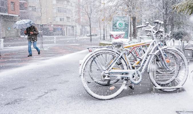 Varias bicicletas cubiertas de nieve, a 18 de enero de 2023, en Vitoria-Gasteiz, Álava, País Vasco (España). Iñaki Berasaluce / Europa Press