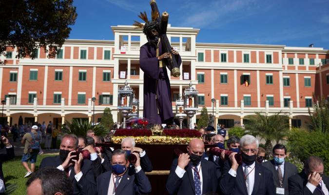 Moreno ante la salida del Señor del Gran Poder en Sevilla: «Recuperamos tradiciones para vivirlas como antes»