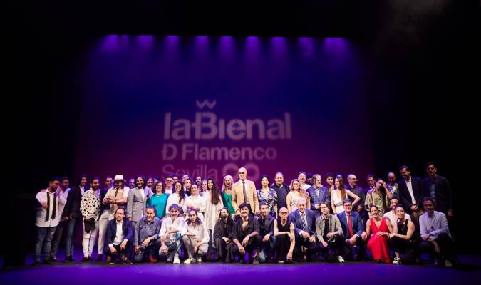Foto de familia durante la presentación de la Bienal de Flamenco de Sevilla en el Teatro Lope de Vega.
