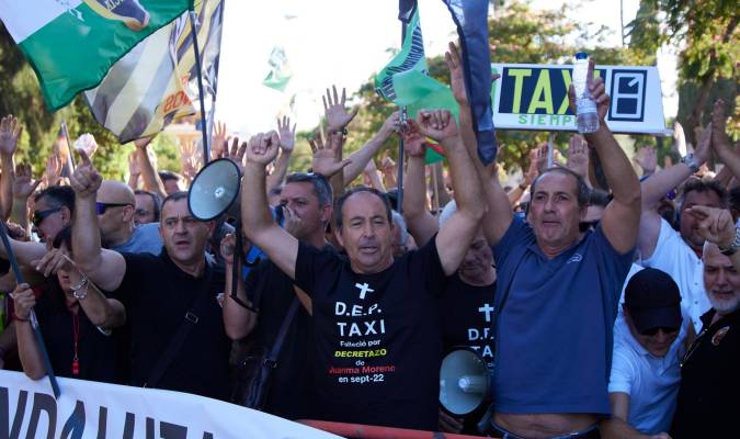 El taxi andaluz protesta ante el Parlamento contra «el abandono» de la Junta