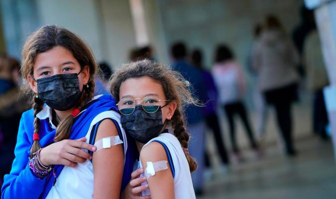 Dos niñas reciben la vacuna contra el Covid-19. / Álvaro Ballesteros - E.P.