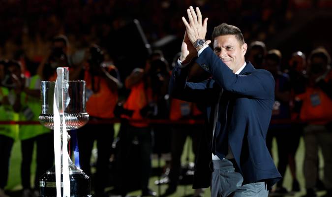 El jugador del Betis, Joaquín, saluda a los aficionados junto al trofeo de Copa del Rey antes del inicio del encuentro que disputaron Osasuna y Real Madrid en el estadio La Cartuja de Sevilla. EFE/Julio Muñoz.