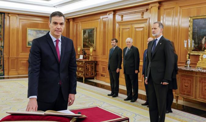 Pedro Sánchez (i) promete su cargo de presidente del Gobierno ante el rey Felipe VI (d) y un ejemplar de la Constitución, en el Salón de Audiencias del Palacio de la Zarzuela en Madrid. EFE/ Ballesteros