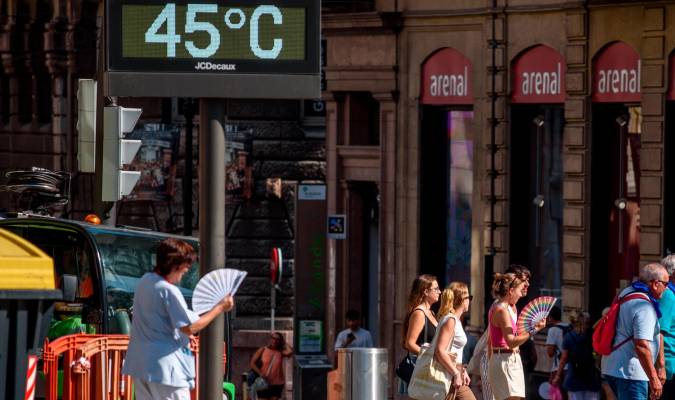 Varias personas intentan aliviarse del calor durante un episodio de ola de calor Archivo EFE/Javier Zorrilla