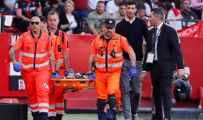 El portero del Sevilla Yassine Bounou, Bono, sale en camilla del terreno de juego tras una sufrir lesión. EFE/José Manuel Vidal