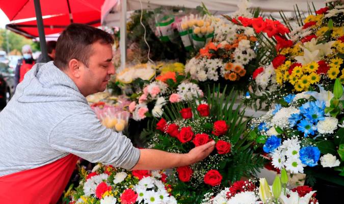 Las floristerías y puestos junto a los cementerios, preparados para el Día de los Difuntos. EFE/Fernando Alvarado